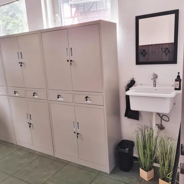 Sattelkammer mit Spinden und Waschbecken