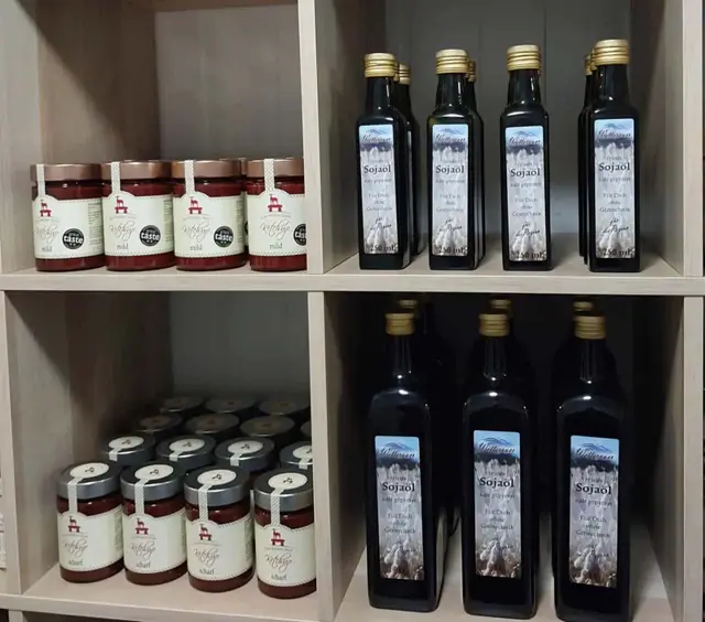 Ketchup und Sojaöl im Regal
