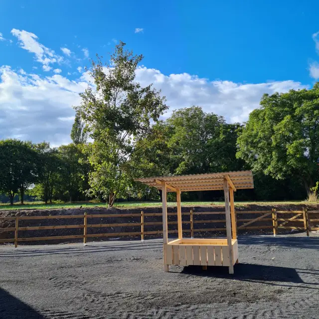 Überdachte Futterstelle auf dem Paddock